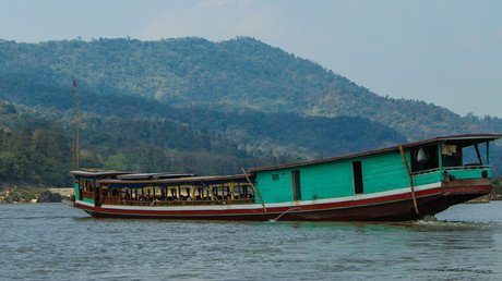 Al menos 13 muertos y decenas de atrapados bajo el agua al hundirse un barco en Tailandia (video)