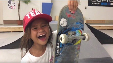 Esta niña de 8 años desafía las leyes de la gravedad con su monopatín
