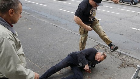 Nacionalistas ucranianos atacan a ciudadanos rusos cuando acuden a votar (video)