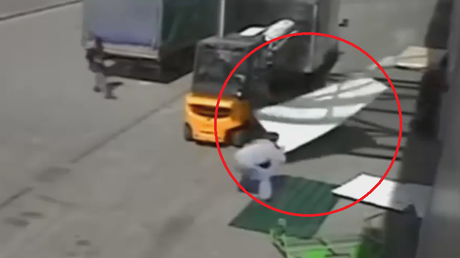 Como cuchillas gigantes: Láminas de hierro salen volando aterrorizando a los trabajadores