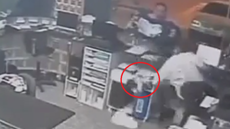 Increíble reacción de héroe: Un bebé se cae del mostrador y el recepcionista evita su caída 