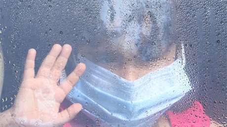 ¿Cómo es el angustioso día a día de vivir con alergia al agua?