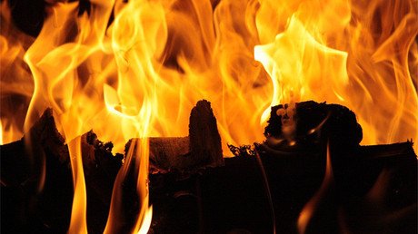 VIDEO: Un escritor arriesga su vida para salvar dos novelas sin publicar de su casa en llamas