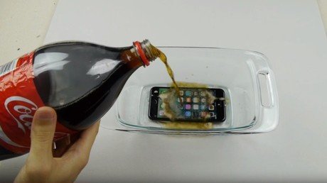 ¿Puede un iPhone 7 sobrevivir 12 horas en la nevera sumergido en Coca-Cola?