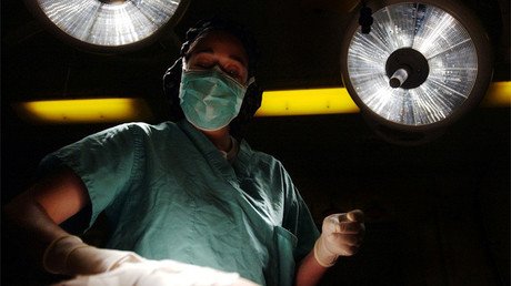 Un británico se opera a sí mismo harto de las listas de espera