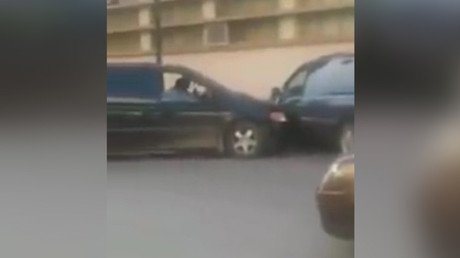 Una mujer estrella su coche contra el vehículo de su ex al encontrarlo con otra