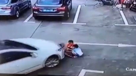Una mujer arrolla a tres niños en un aparcamiento en China