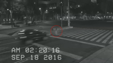 Cámaras de seguridad graban a un supuesto fantasma en medio de una avenida de México
