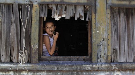 Una joven mexicana crea luz con botellas de plástico y las lleva a las familias pobres
