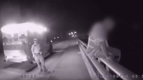 Un policía salva a un suicida hablándole de un tema de lo más inesperado