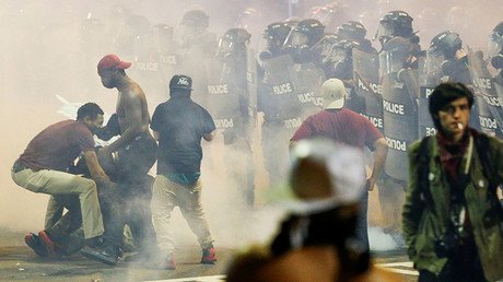 Disparan a un manifestante durante las protestas contra la Policía en Charlotte (FUERTES IMÁGENES)