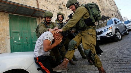 Fotos: Varios soldados de Israel golpean a un palestino desarmado en Cisjordania