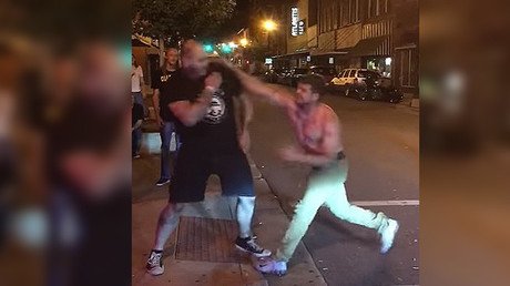 El alcohol le hace creerse Chuck Norris y sale escaldado