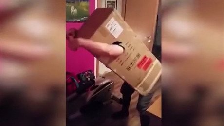 Un hombre ebrio no puede salirse de esta caja de cartón