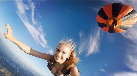 ¿Este es el salto en paracaídas más sexy?