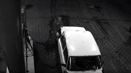 Enciende un mechero mientras su amigo echa gasolina y esto fue lo que pasó