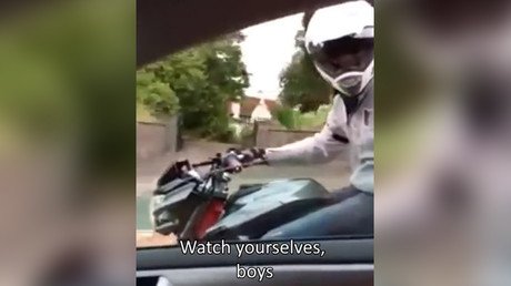 "Ten cuidado" le dice un motorista a un coche... y se cae