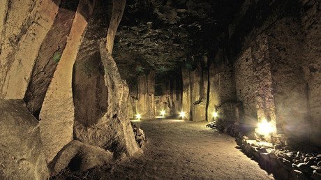 Hallan una calle misteriosa con casas diminutas y túneles secretos bajo una ciudad inglesa