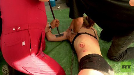 FUERTE VIDEO: Marcan a una joven con un hierro al rojo vivo durante 'flashmob' a favor del veganismo