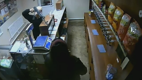 Quiere asaltar una tienda con un 'AK-47', pero se encuentra con esta valiente mujer