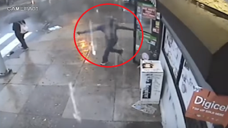 Ladrón huye despavorido cuando se da cuenta que su víctima le tenía un 'regalito'