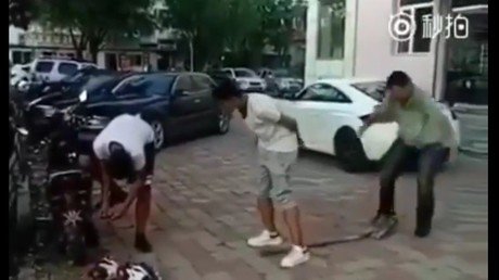 El tiro por la culata: quiere hacer 'una broma' a su amigo, pero recibe 'un toque' de atención