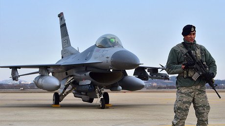 Un enemigo inesperado: Unas bacterias están 'devorando' los aviones militares de EE.UU.