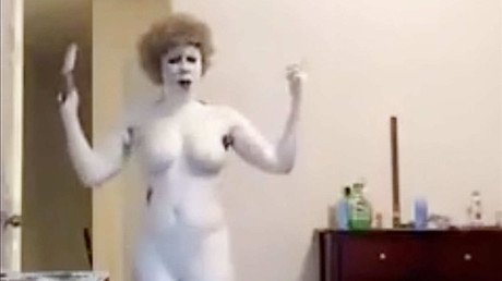 La desgarradora razón por la que esta afroamericana se pinta de blanco (VIDEO)