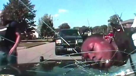 EE.UU.: Un policía rompe un parabrisas con la cara de un afroamericano (FUERTE VIDEO)