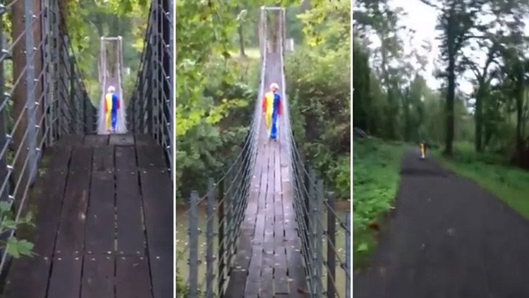 VIDEO: Un payaso persigue a dos jovenes cuchillo en mano en mitad de un bosque