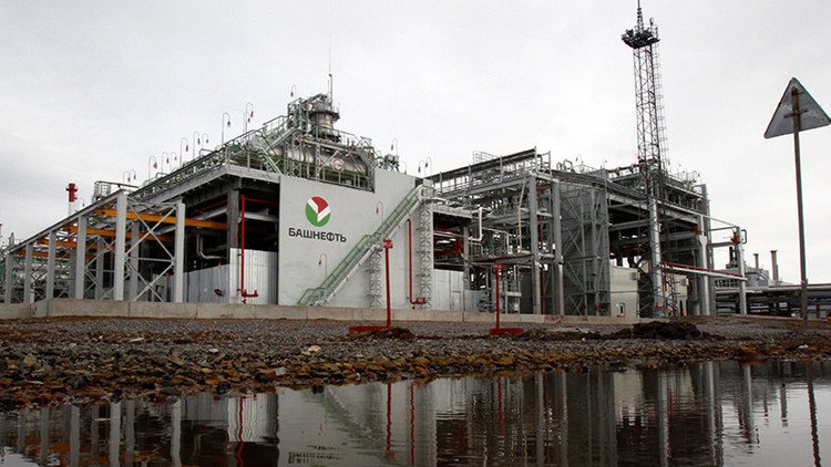 Medvédev aprueba que el gigante petrolero ruso Rosneft adquiera a su rival