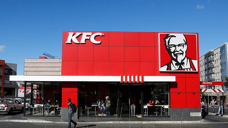 IMPACTANTE VIDEO: Un niño estadounidense encuentra gusanos en su pollo de KFC
