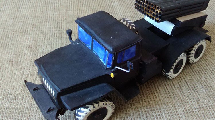 Una maqueta de papel del lanzacohetes Grad abre fuego real (VIDEO)