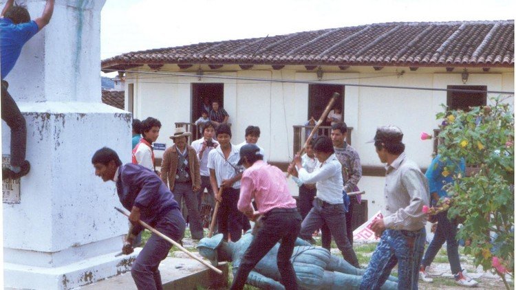 "Tirar la estatua del conquistador":  la protesta contra el 12-O que anunció una rebelión en México