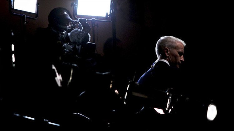 Un periodista británico denuncia cómo los medios occidentales falsifican la información 