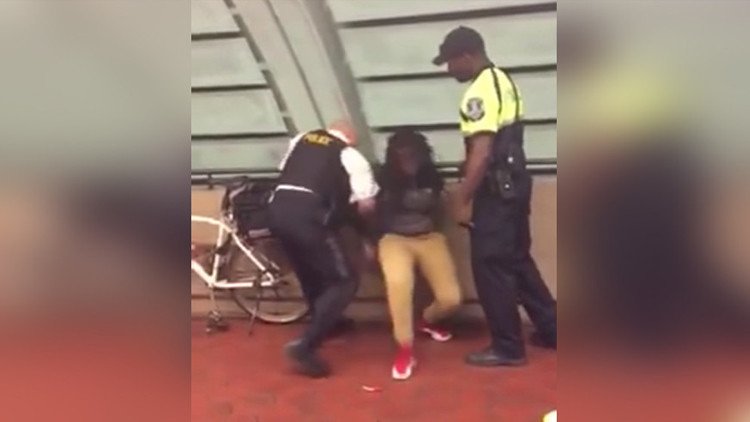 Video: Detienen a una joven afroamericana por comer en un metro de EE.UU. 