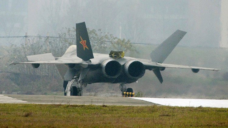 China presenta su nuevo caza furtivo J-20 