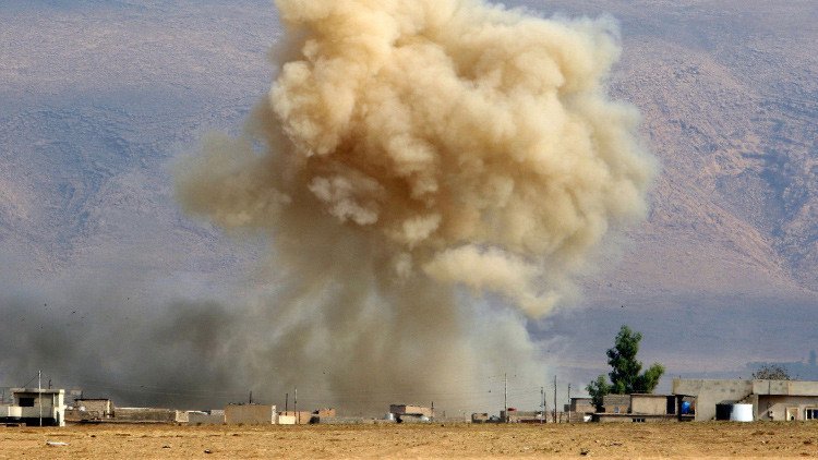 FUERTE VIDEO: Un suicida del Estado Islámico se inmola cerca de militares y civiles en Irak