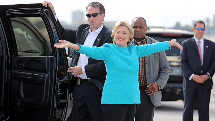 WikiLeaks: Un periodista comparó a los miembros de la campaña de Clinton con "excrementos de ave"