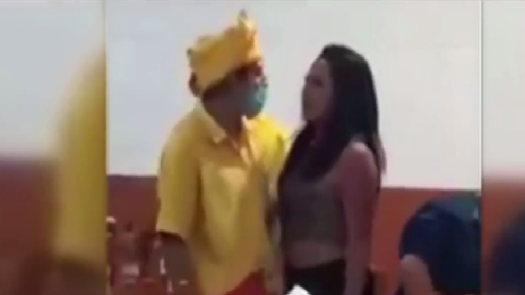 Un hombre golpea brutalmente a una mujer en una taquería de México