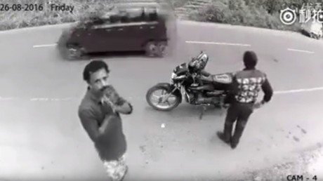 'El ladrón religioso': hombre pide perdón a la cámara tras notar que su robo fue grabado