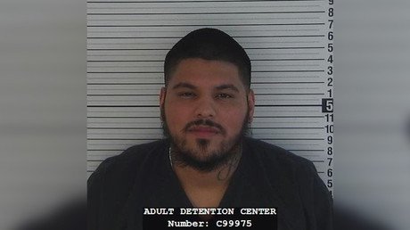 "Demasiado celoso": Un hombre golpea a su esposa por amamantar a su bebé delante de un médico