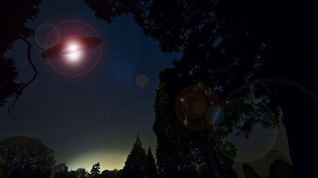 ¿La prueba definitiva? Británico observa un ovni 15 veces y decide grabarlo con su hijo (VIDEO)