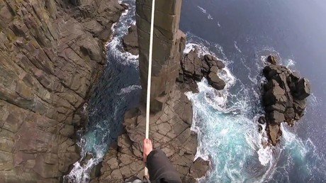 'A vista de pájaro': Camina sobre una cuerda floja y lo graba con una GoPro