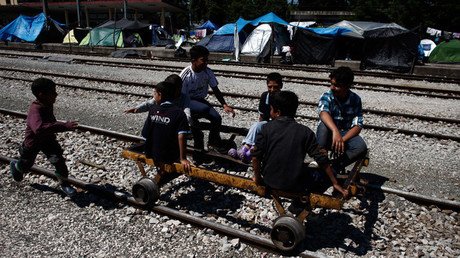 Niños sirios detenidos y maltratados por la Policía griega por llevar pistolas de juguete