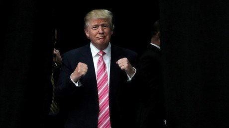 "No puede ni andar cinco metros": Trump ridiculiza a Hillary Clinton  durante un evento (video)