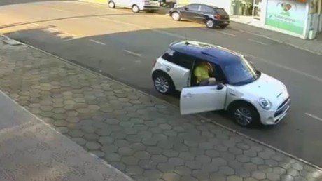 Un joven se salva de morir (literalmente) 'por un pelo'