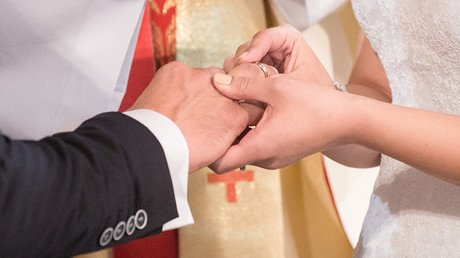 Todo queda en familia: un millonario estadounidense se casa con su nieta sin saberlo