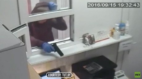 Video: Una cajera impávida hace frente a los ladrones de una casa de empeños