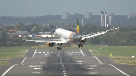 Si le tienes miedo a volar... ¡No veas este aterrizaje!